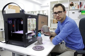 CEO Zortrax Rafal Tomasiak na obrázku s 3D tlačiarňou M200.